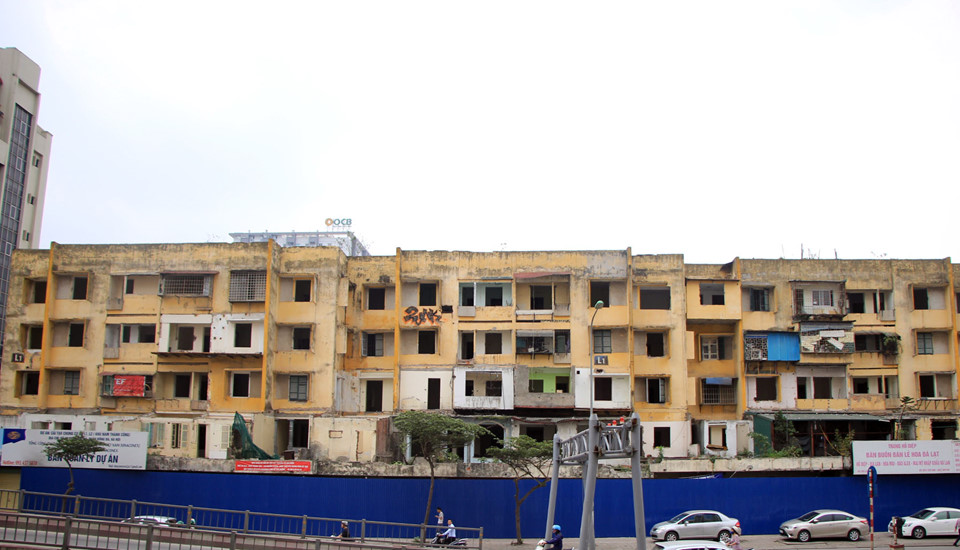 Chung cư mặt phố Hà Nội biến thành bãi tập kết rác thải hôi thối